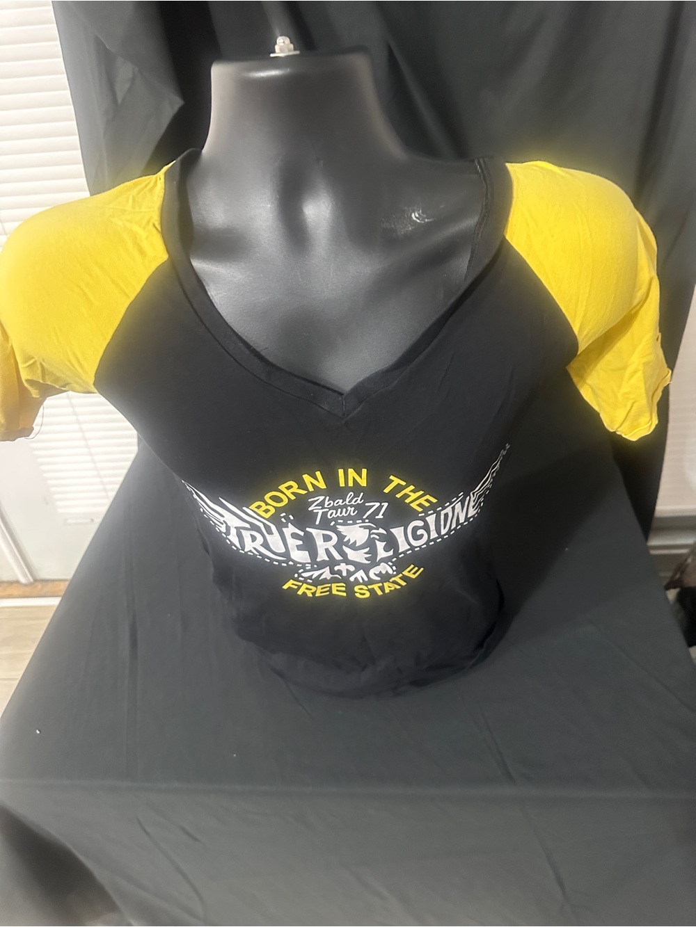 Black & Yellow Raglan V-Neck Graphic Women's Top-true religion size L-#628